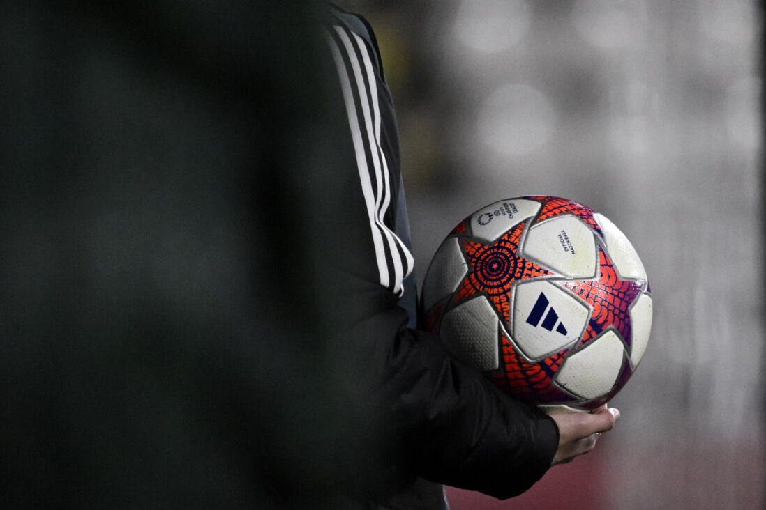 Een ballenmeisje bij een UEFA Women's Champions League-wedstrijd