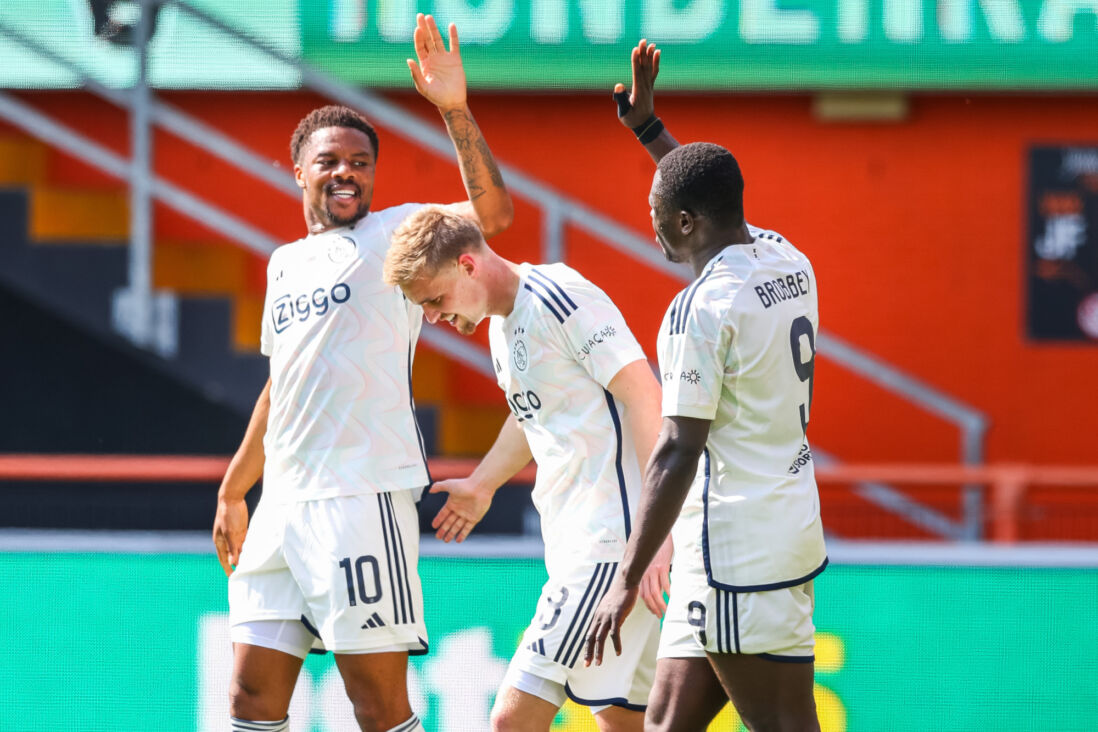 Chuba Akpom, Kenneth Taylor en Brian Brobbey na een treffer bij Ajax