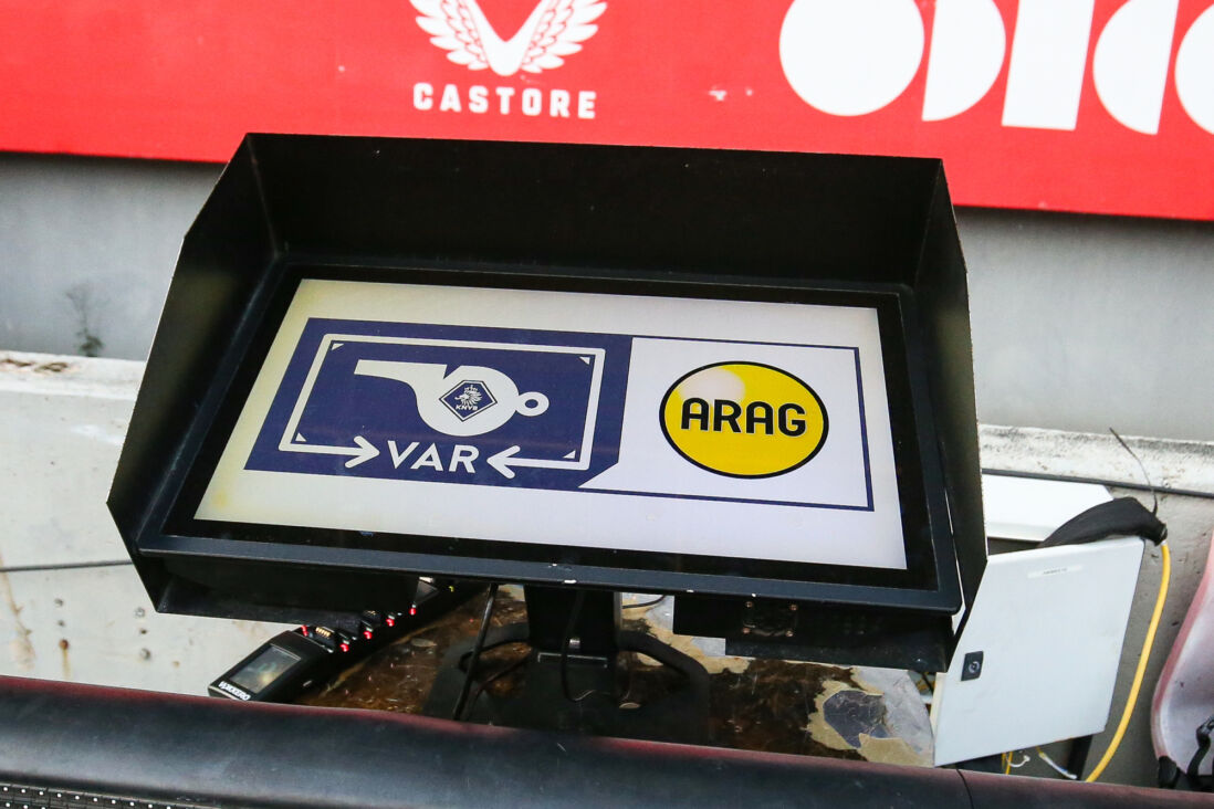 Het VAR-scherm in De Galgenwaard