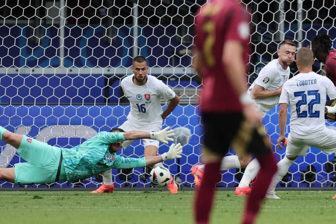 David Hancko haalt een bal van de doellijn af tegen België