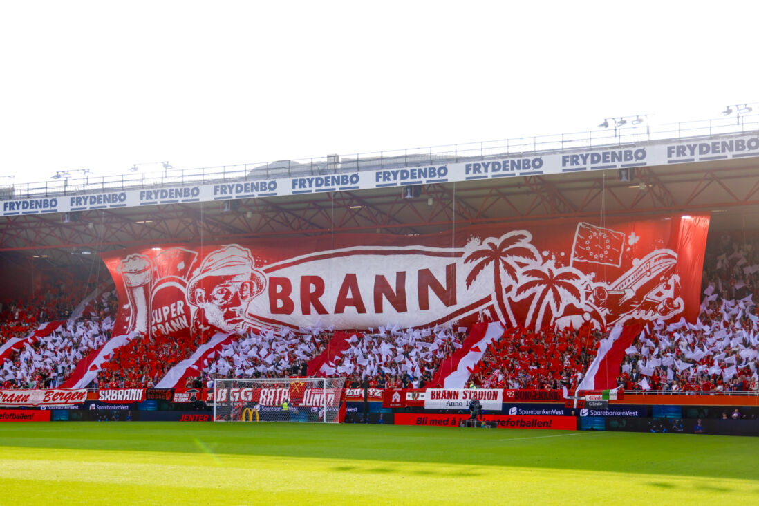 Supporters van SK Brann met een sfeeractie