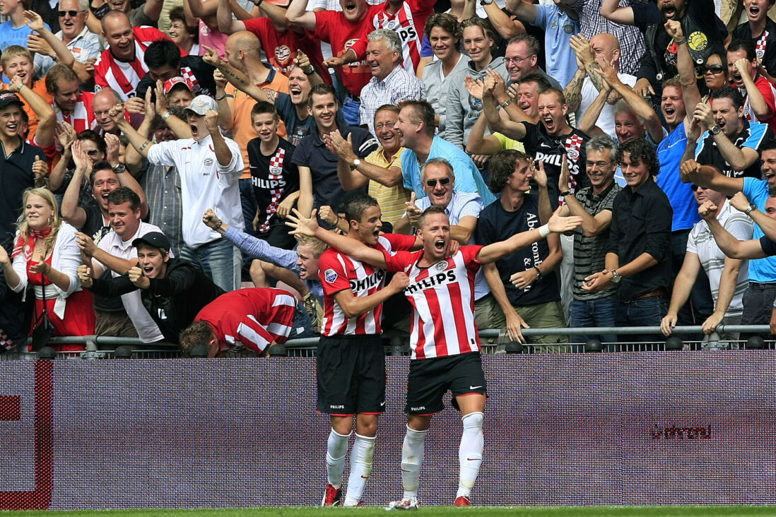Ibrahim Afellay en Balázs Dzsudzsák vieren een treffer van PSV tegen Ajax