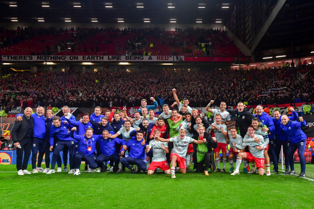 De FC Twente-selectie voor het uitvak in Manchester