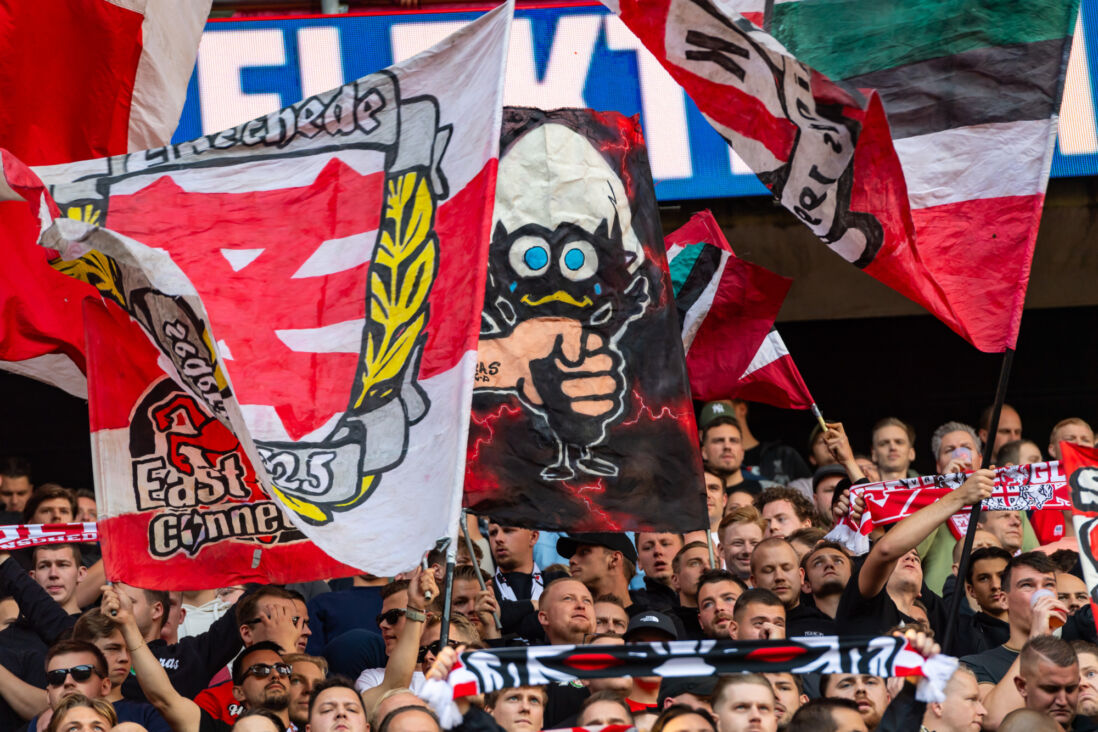 FC Twente-supporters met banners tegen Heracles Almelo