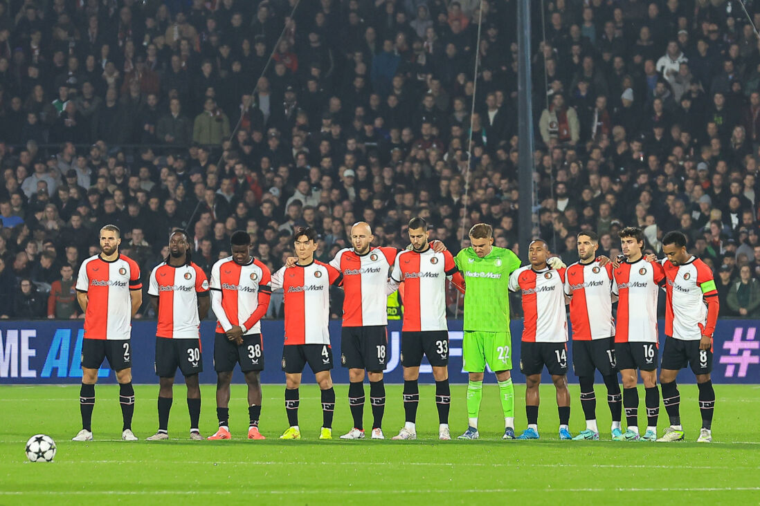 De spelers van Feyenoord tijdens een minuut stilte