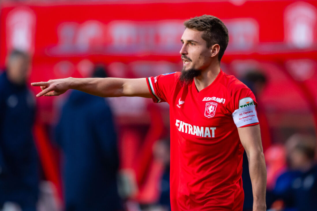Michal Sadilek met de aanvoerdersband