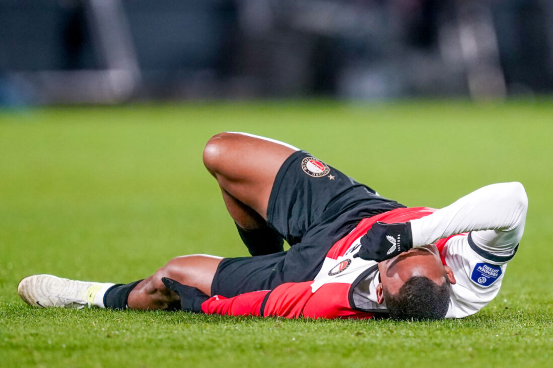 Igor Paixao geblesseerd op de grond