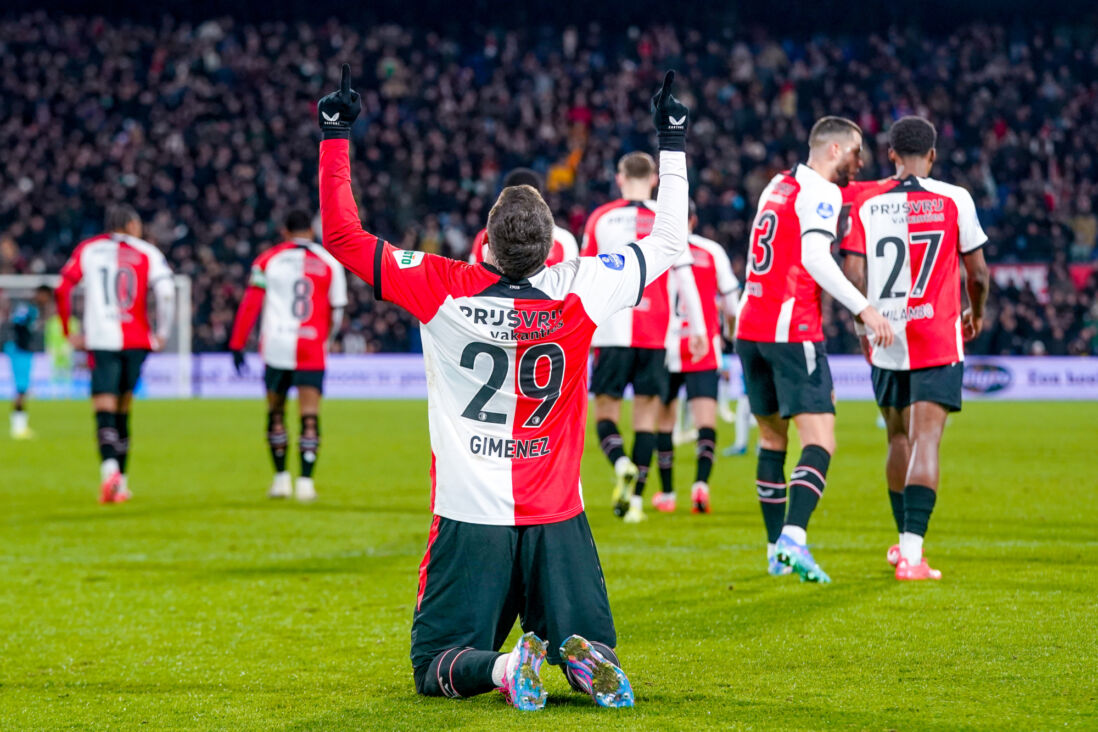 Santiago Gimenez viert zijn treffer tegen Heracles Almelo