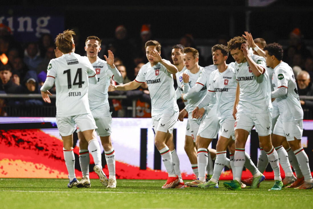 FC Twente viert de openingstreffer in Katwijk