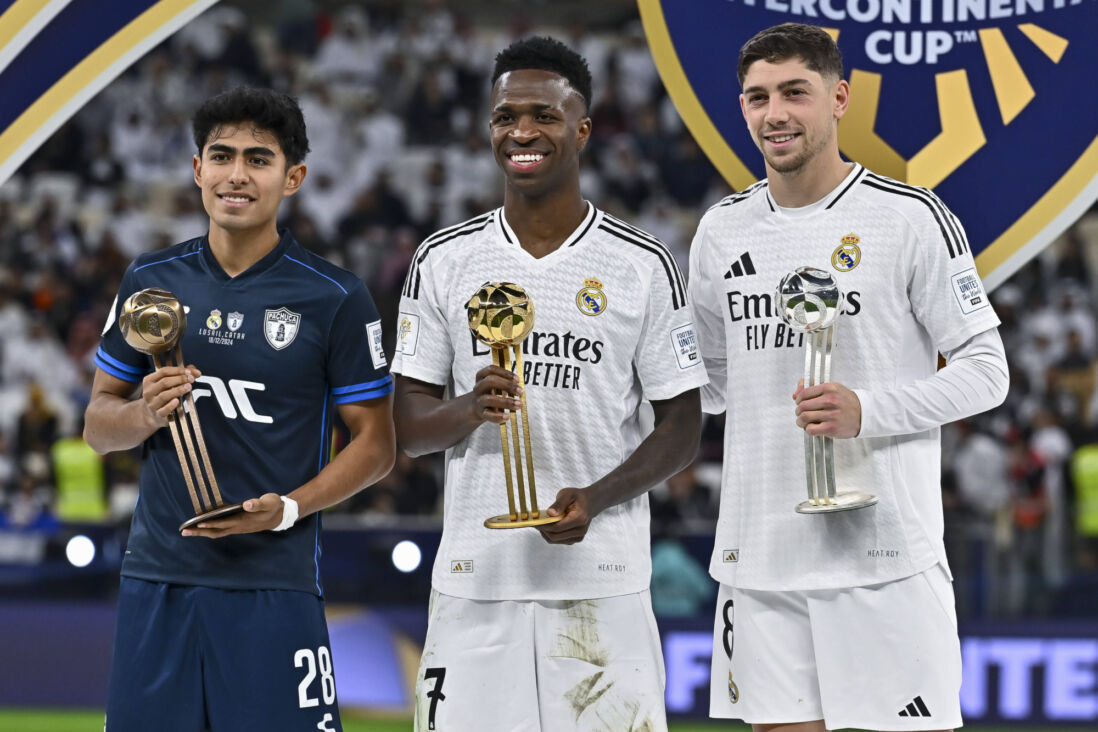 Elias Montiel (l) met Vinicius Junior (m) en Federico Valverde (r)