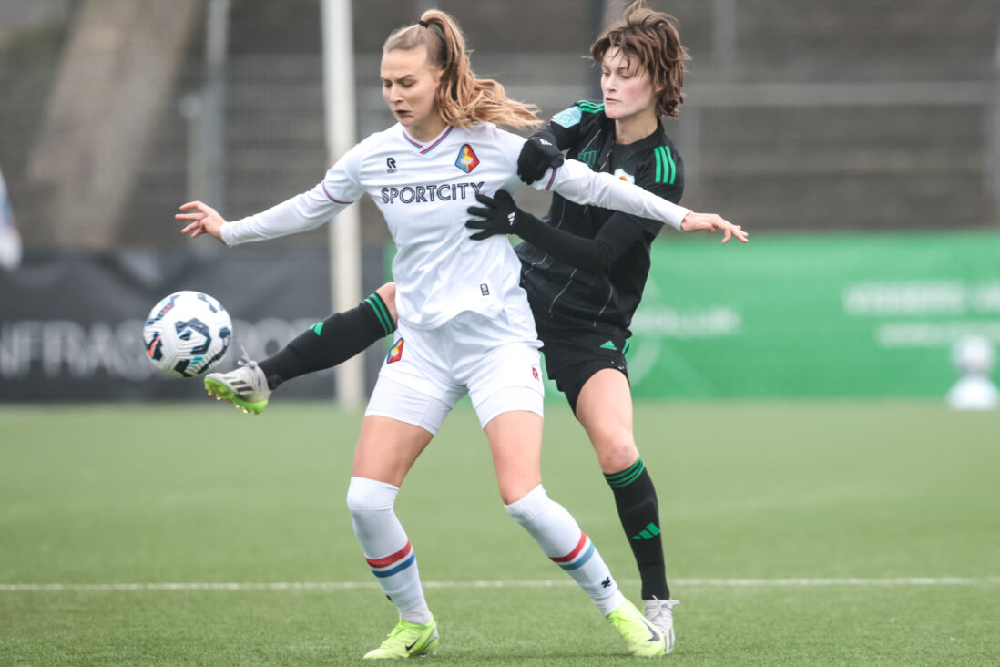 Lieke Vis in actie voor Telstar