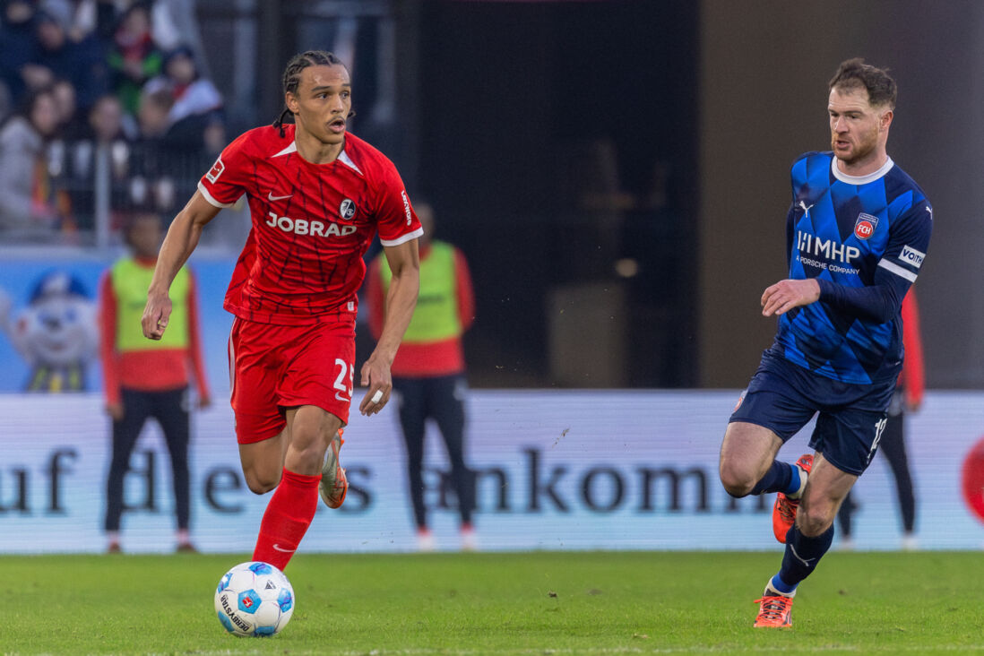 Kiliann Sildillia (links) bij SC Freiburg