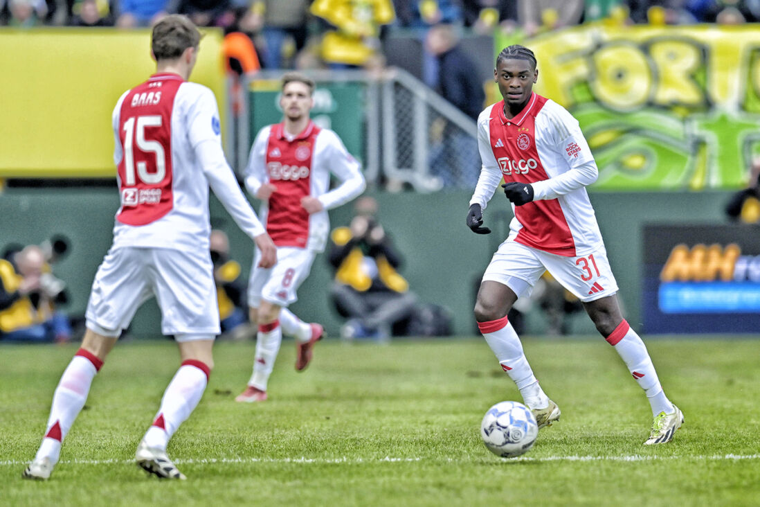 De spelers van Ajax in actie tegen Fortuna Sittard