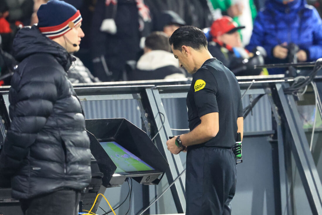 Serdar Gözübüyük kijkt op het VAR-scherm in De Kuip