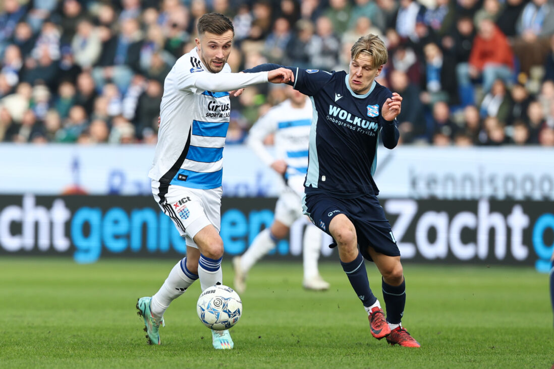 Dylan Vente in gevecht om de bal met Marcus Linday