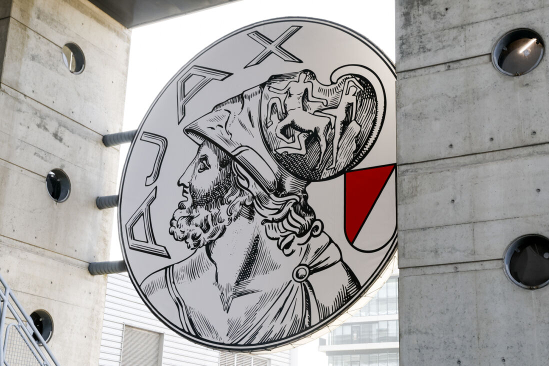 Het logo van Ajax aan de Johan Cruijff Arena
