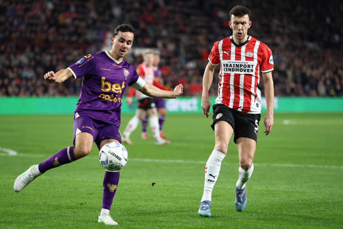 Mats Deijl in duel met Ivan Perisic