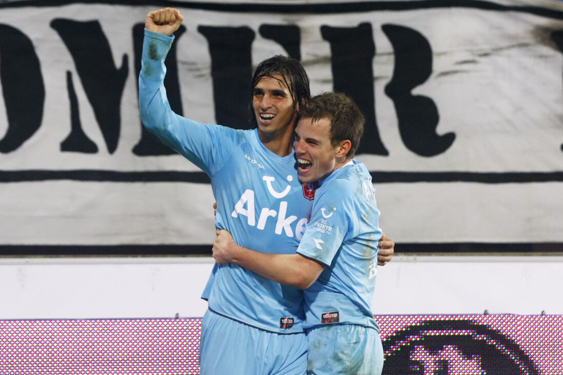 Bryan Ruiz en Wout Brama juichen