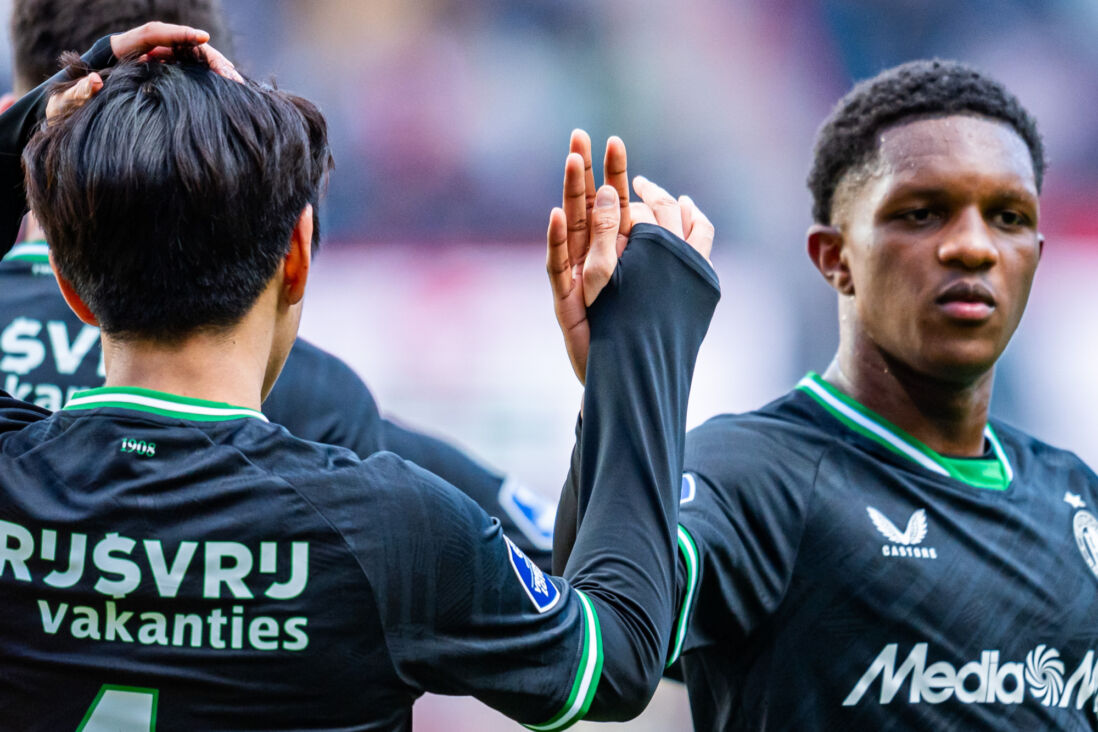 Ayase Ueda en Givairo Read