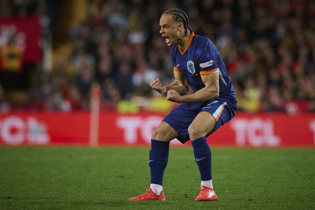 Xavi Simons juicht na een treffer voor het Nederlands elftal
