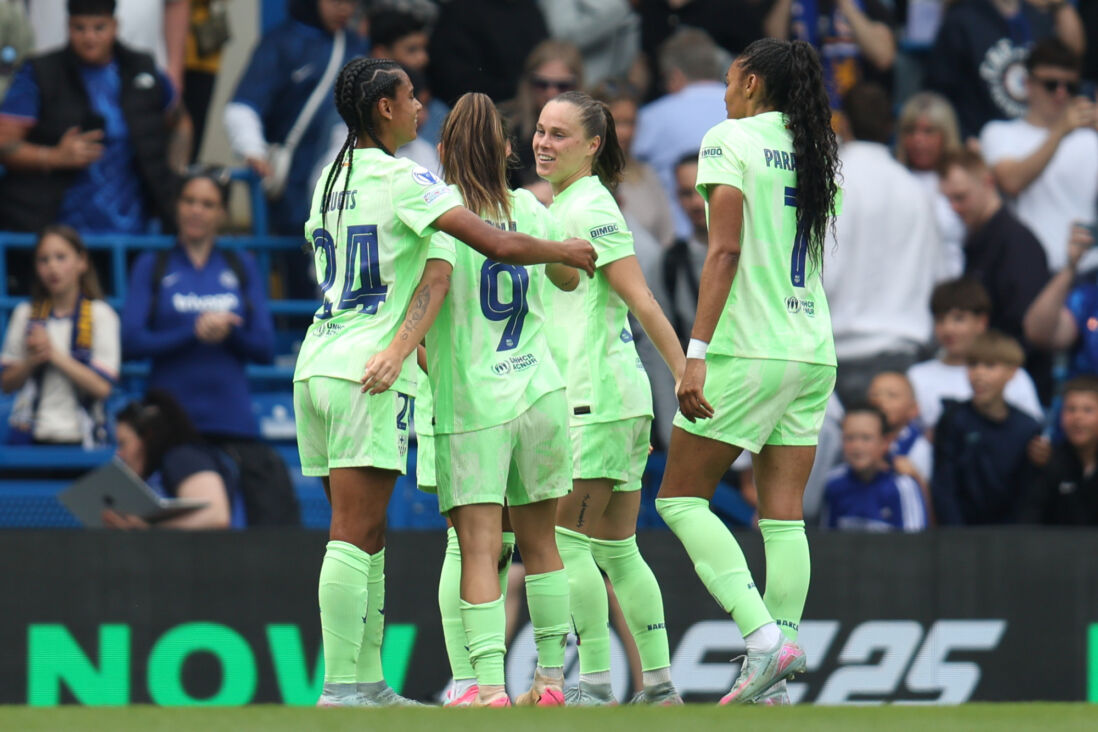 Esmee Brugts juicht met haar ploeggenoten bij FC Barcelona