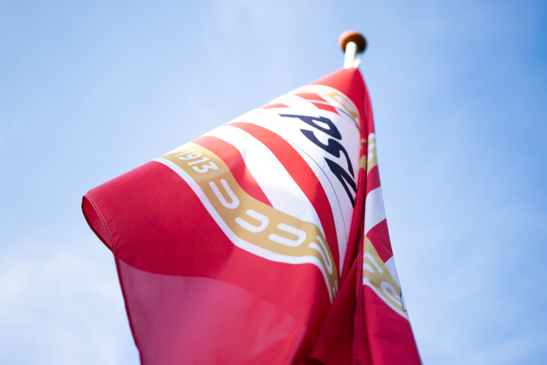 Het logo van PSV op een vlag