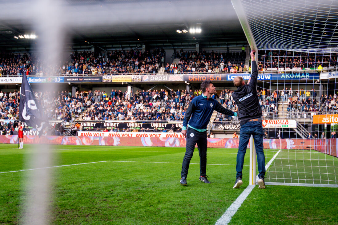De lat wordt gemeten bij Heracles Almelo - Feyenoord