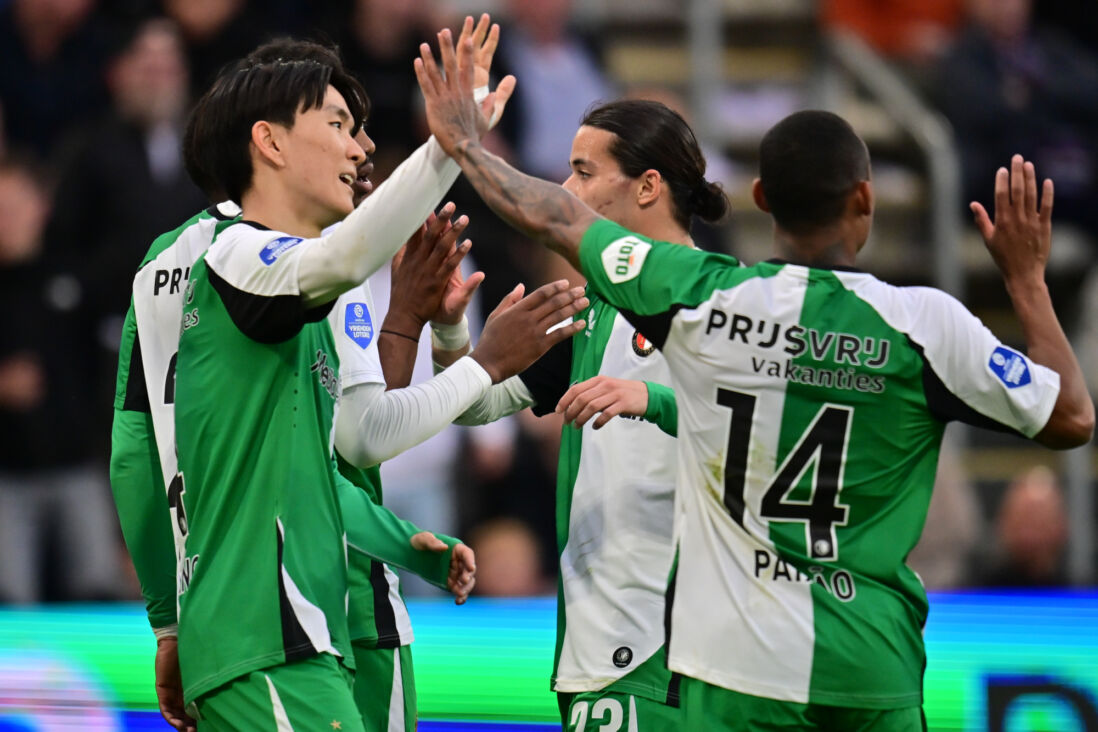 Feyenoord juicht na een goal tegen Heracles Almelo