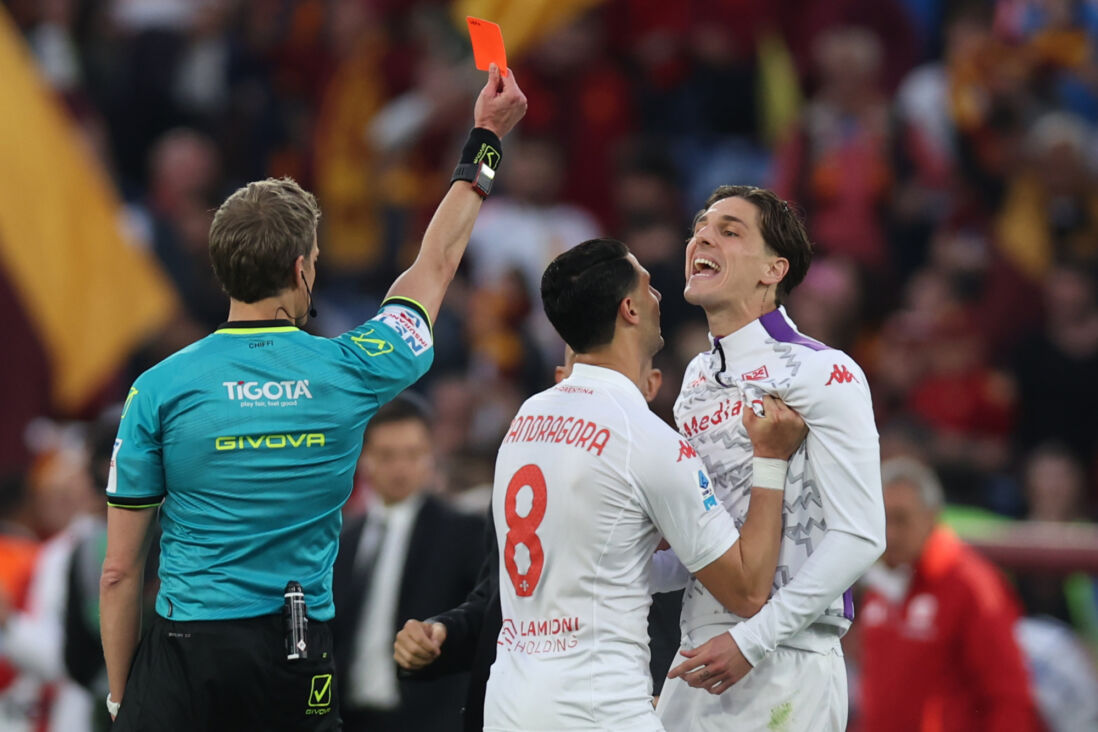 Nicolo Zaniolo krijgt een rode kaart