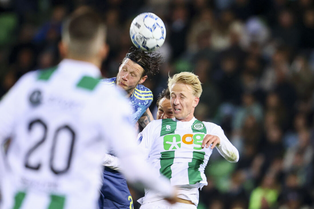 Wout Weghorst in duel met Thijmen Blokzijl