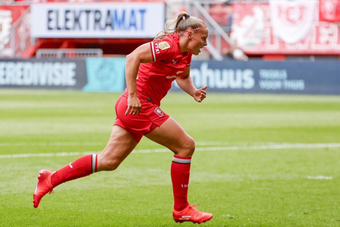 Jaimy Ravensbergen juicht na een goal voor FC Twente