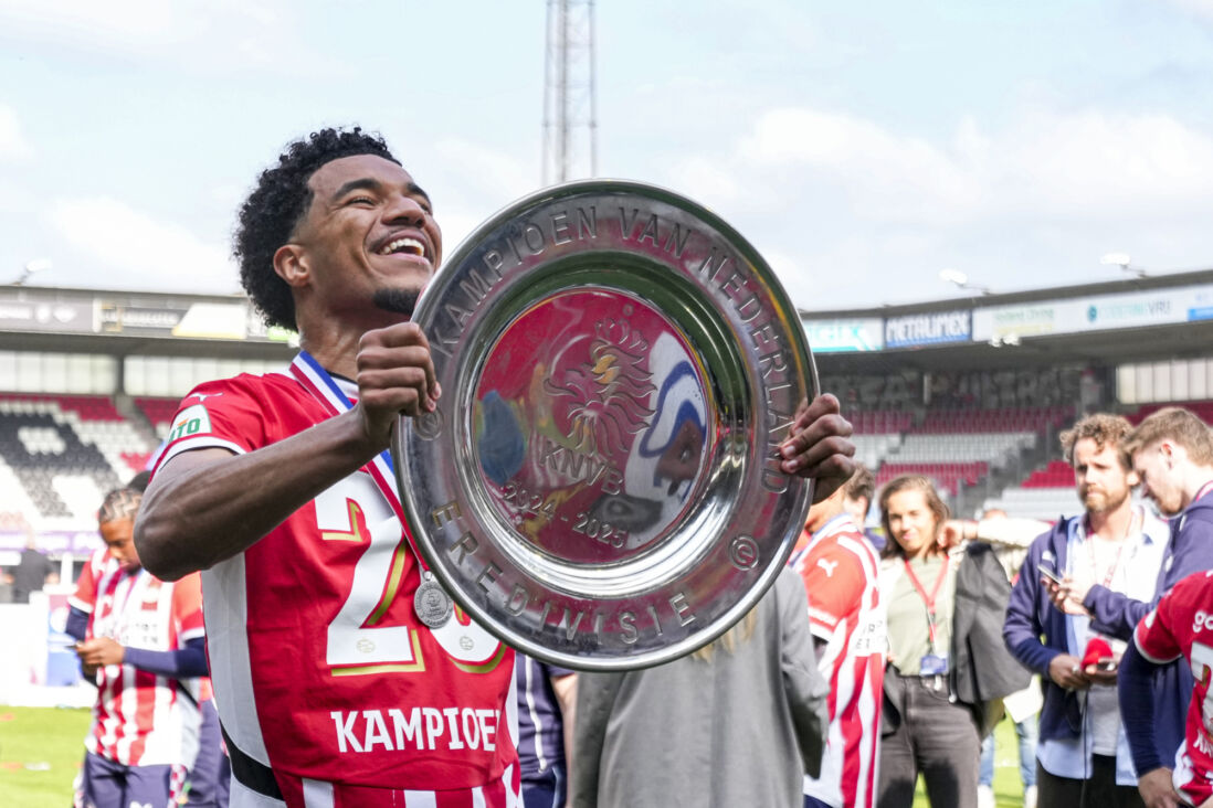 Malik Tillman met de Schaal