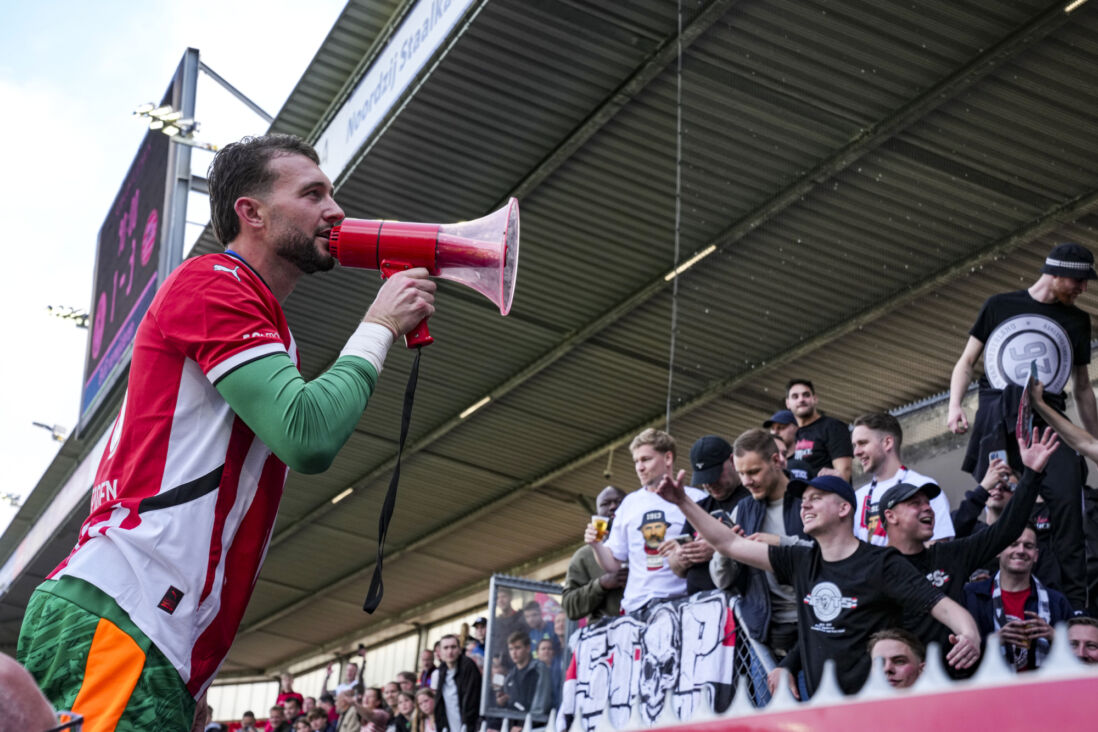 Joël Drommel viert de landstitel met de fans van PSV