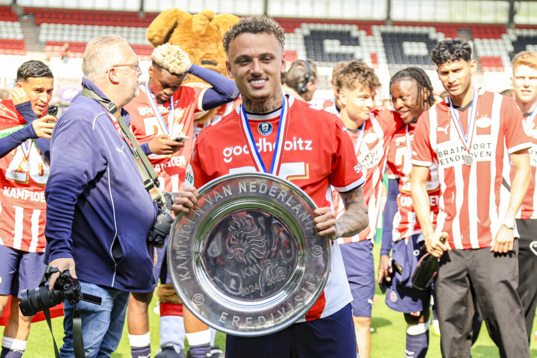 Noa Lang met de kampioensschaal