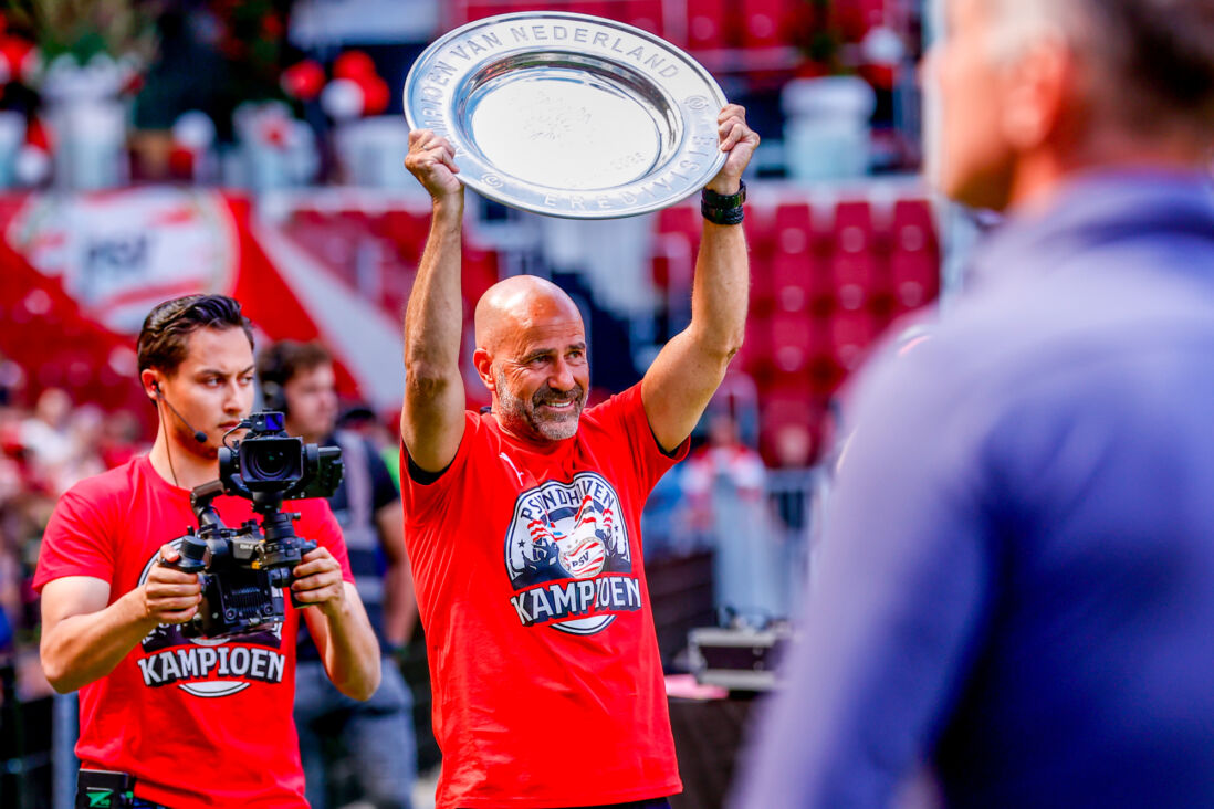 Peter Bosz tijdens de huldiging in het Philips Stadion