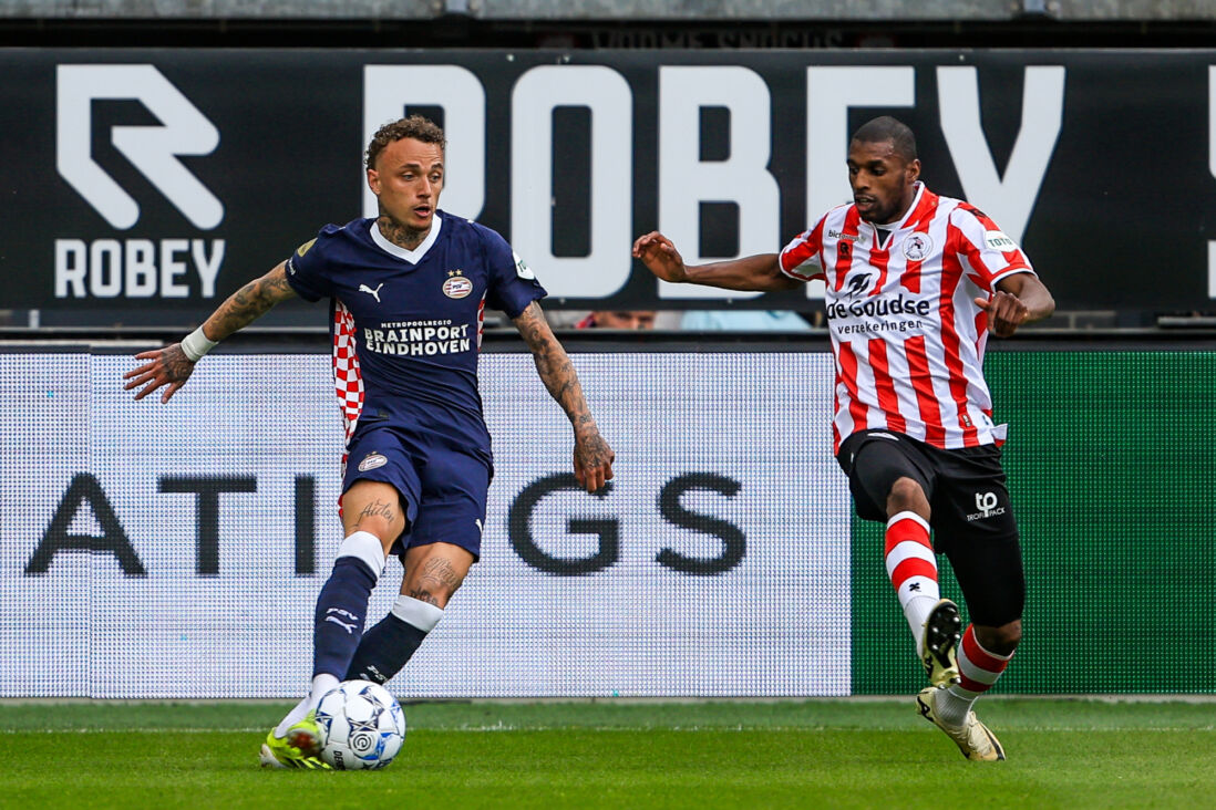Noa Lang in het nieuwe uittenue van PSV