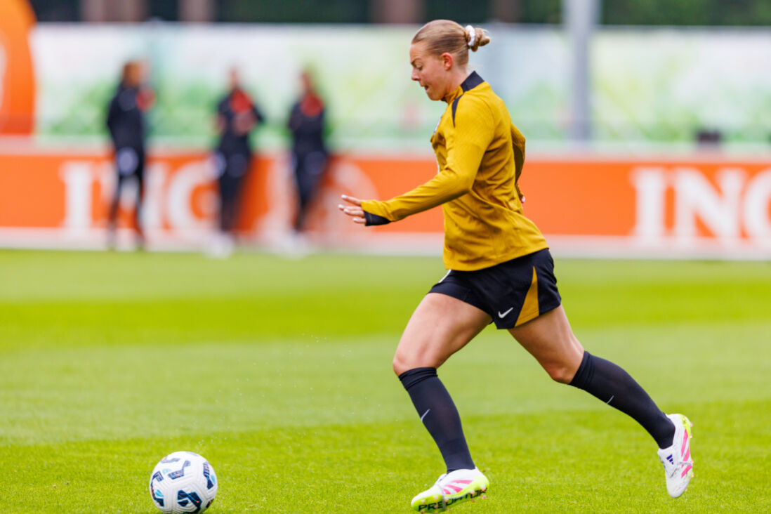 Jill Bayings op het trainingsveld van de OranjeLeeuwinnen