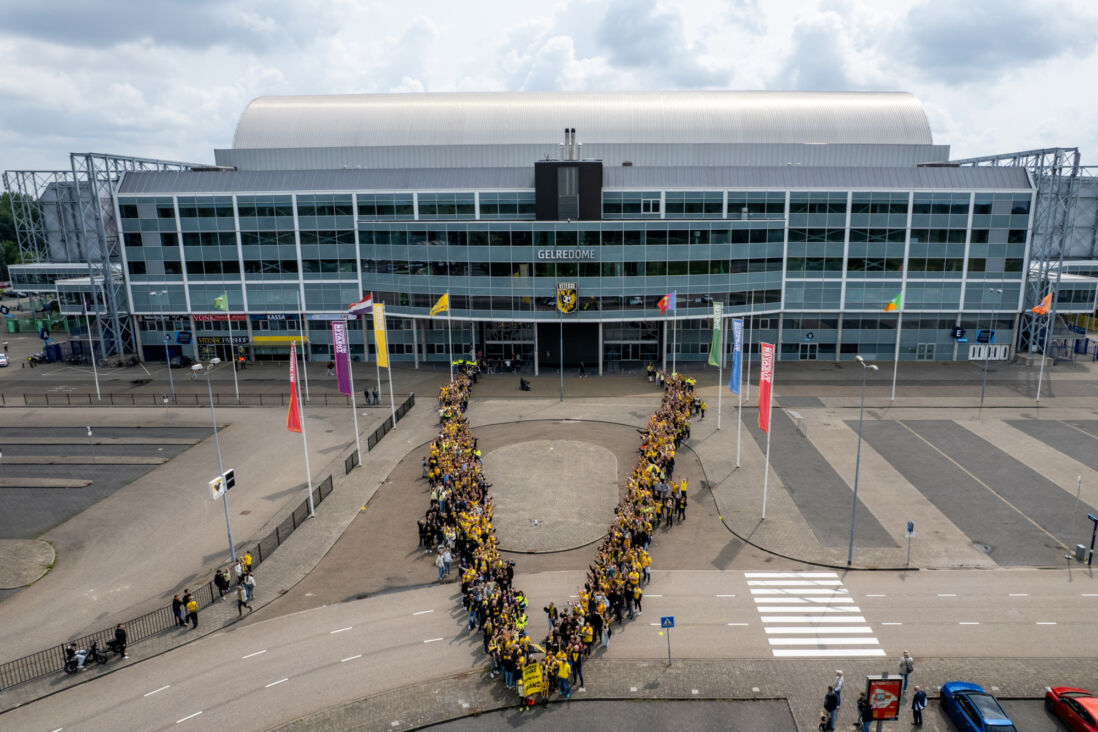 Vitesse-supporters vormen de 'V' als protest tegen de KNVB