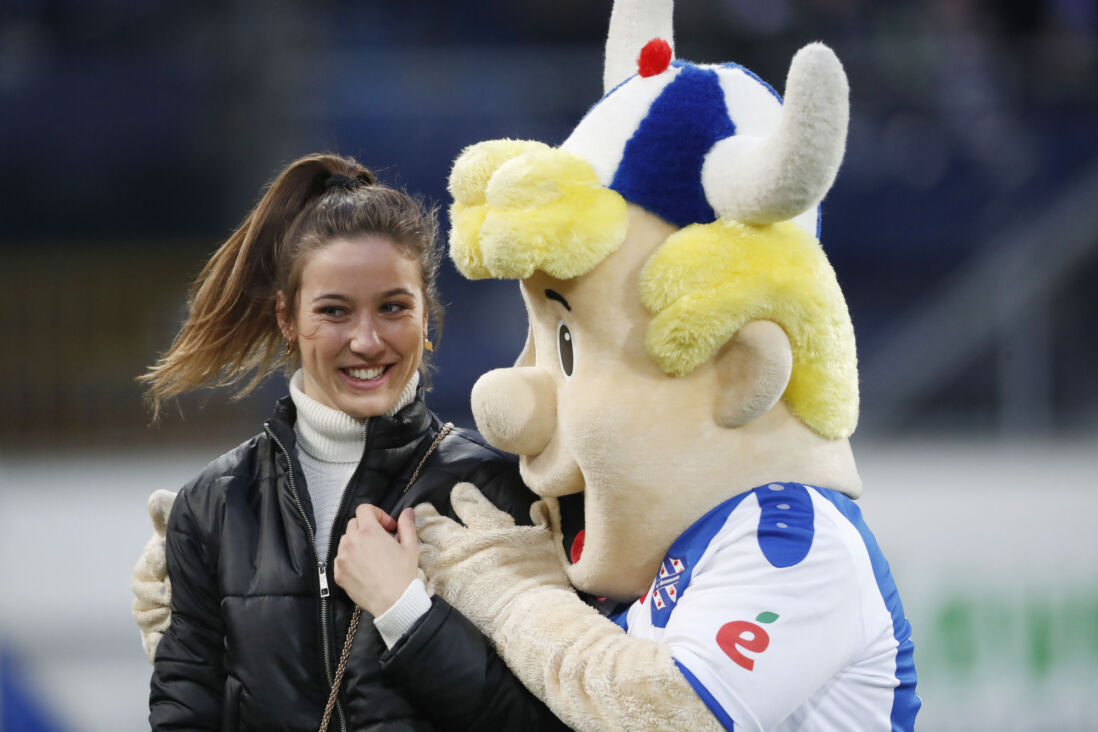 Suzanne Schulting met de mascotte van SC Heerenveen