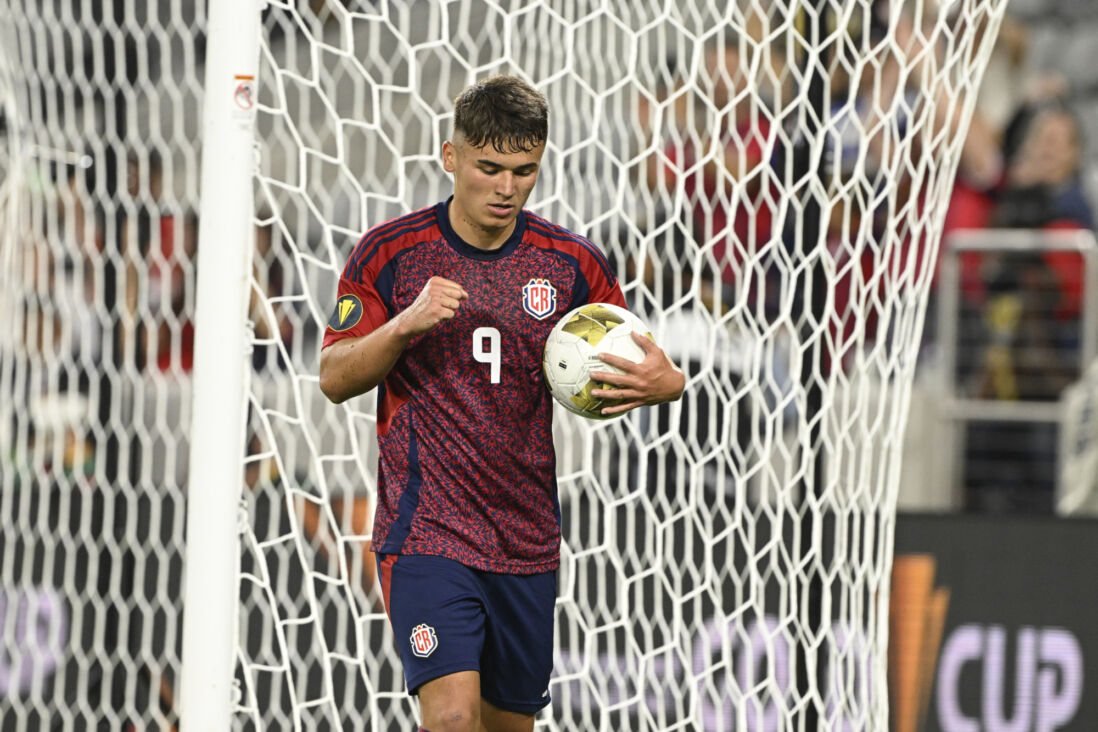 Manfred Ugalde juicht na een goal voor Costa Rica