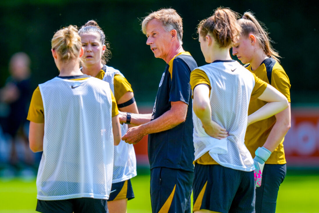 De OranjeLeeuwinnen trainen in Zeist