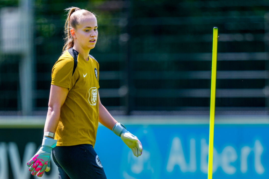 Daphne van Domselaar op de training van de OranjeLeeuwinnen