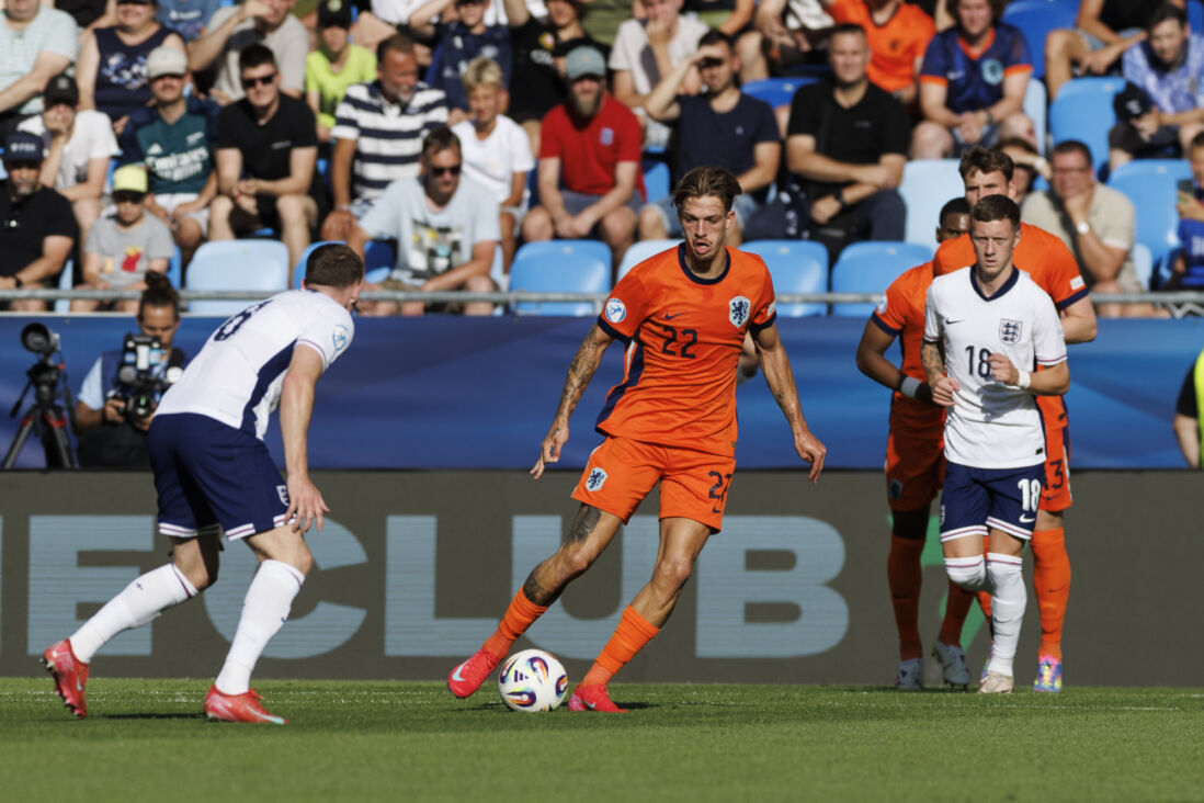 Luciano Valente tegen Jong Engeland