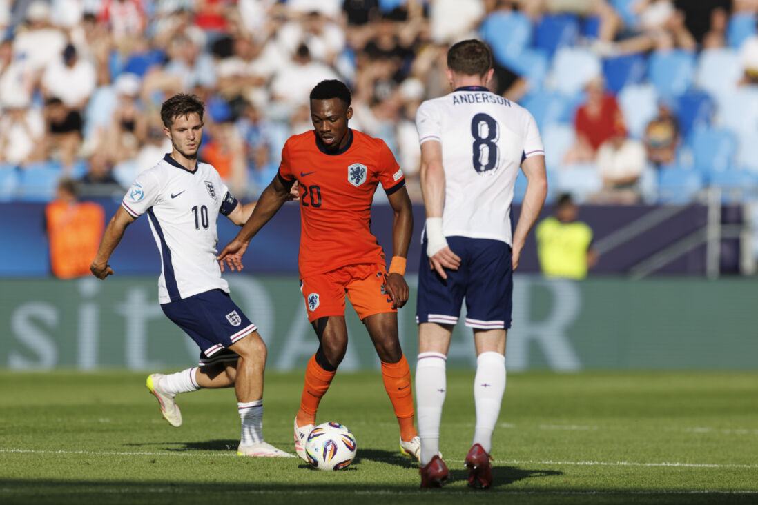 Antoni Milambo in actie voor Jong Oranje