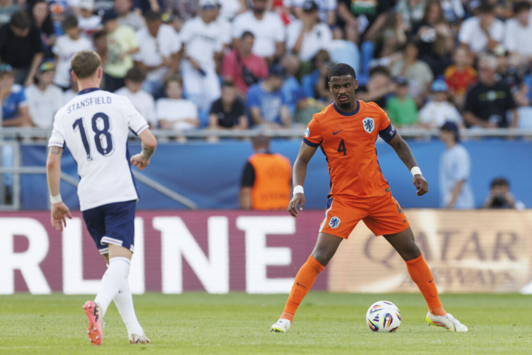 Jorrel Hato in actie voor Jong Oranje