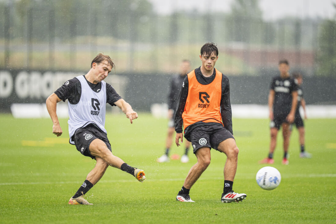 Jorg Schreuders (links) op de training