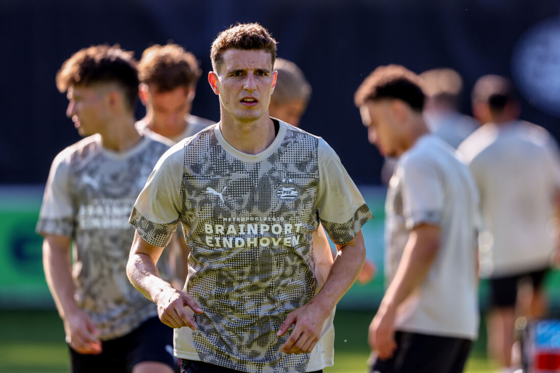 Guus Til op de eerste training van PSV