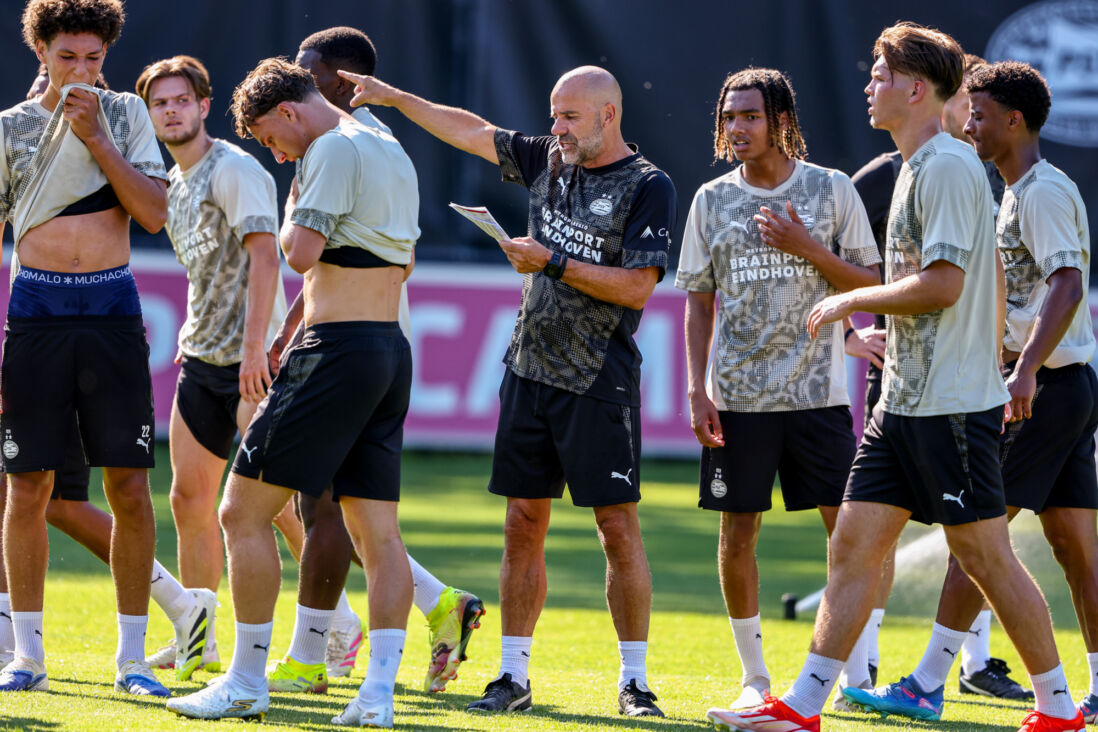Peter Bosz geeft instructies tijdens de eerste training van PSV
