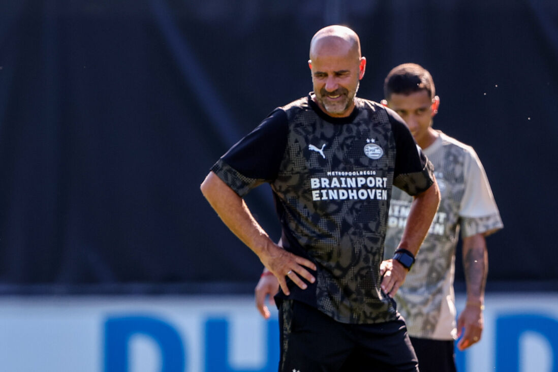 Peter Bosz op de training van PSV