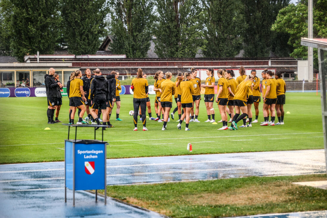 De OranjeLeeuwinnen trainen in Zwitserland